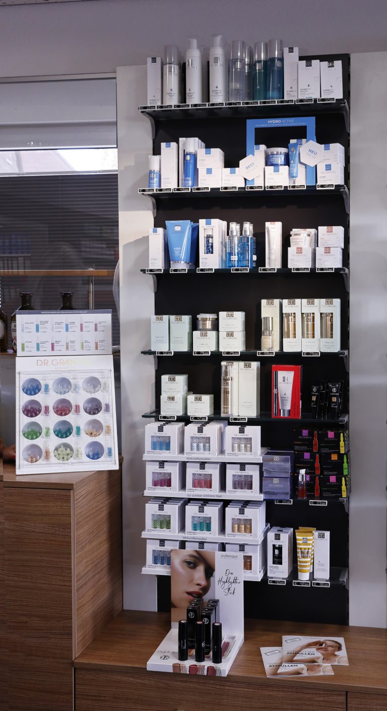 Regale mit Kosmetik